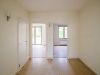 In de rustige residentie "De Klavers" in Drongen vindt u dit verzorgde gelijkvloerse appartement met een verrassend groen uitzicht.<br />Indeling<br /><br />Een ruime inkomhal leidt naar de lichtrijke leefruimte, die rechtstreeks aansluit op het terras en de privétuin. De volledig uitgeruste open keuken is stijlvol afgewerkt in natuursteen. Beide slaapkamers kijken uit over het groen en vormen een rustige plek om tot rust te komen. De badkamer, eveneens afgewerkt in natuursteen, is voorzien van douche, ligbad en dubbele lavabo. Een apart toilet en een praktische bergruimte maken de indeling compleet.<br />Troeven<br /><br />Gelijkvloers gelegen, dus geen trappen — ideaal voor wie op zoek is naar comfort. De slaapkamers bieden zicht op de privétuin, en zowel keuken als badkamer zijn hoogwaardig afgewerkt in natuursteen. Er is een afzonderlijke garage (nr. 3) beschikbaar, niet inbegrepen in de prijs (€ 25.000). De ligging is rustig en residentieel, met een vlotte bereikbaarheid.<br /><br />Verkoop met instelprijs<br />Deze woning wordt te koop aangeboden met een instelprijs van € 399.900 en elk bod wordt onmiddellijk met de verkopers besproken. Wacht niet te lang met een bezichtiging in te plannen.<br /><br />Praktische info<br />Bewoonbare oppervlakte: 115 m². EPC: 192 kWh/m²/jaar (label B). Stedenbouwkundige info: [Vg, Wg, Gdv, Gvkr, Gvv].<br />Interesse? Contacteer ons op 09 221 11 06 voor een bezichtiging ter plaatse.