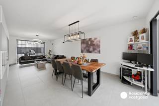 In een rustige en aangename omgeving in Roksem, deelgemeente van Oudenburg, bevindt zich deze recente halfopen nieuwbouwwoning van 2024 waar modern wooncomfort, energiezuinigheid en ruimte perfect samenkomen. Met een bewoonbare oppervlakte van 145 m² op een perceel van 307 m² is dit een ideale gezinswoning voor wie zorgeloos en toekomstgericht wil wonen.<br /><br />Bij het binnenkomen word je verwelkomd in een verzorgde inkomhal met gastentoilet. De lichtrijke leefruimte vormt samen met de open keuken het hart van de woning en geniet dankzij de grote raampartijen en het schuifraam van een mooie connectie met het terras en de tuin. De moderne keuken is volledig uitgerust met kwalitatieve toestellen en voldoende kastruimte, ideaal voor wie graag kookt en geniet.<br /><br />Aansluitend bevindt zich de ruime berging garage met technische voorzieningen, aansluiting voor wasmachine(s) en extra bergruimte. Op de verdieping vinden we drie volwaardige slaapkamers, een praktische berging, een apart toilet en een stijlvolle badkamer met inloopdouche, zitbank en badkamermeubel.<br /><br />Ook op energetisch vlak scoort deze woning uitzonderlijk goed dankzij het E -4-peil, een EPC van -8 kWh/m² - LABEL A+, 12 zonnepanelen, hoogrendementsbeglazing en een ventilatiesysteem type D. De woning is voorzien van een thuisbatterij en de conforme elektrische installatie biedt bovendien extra gemoedsrust. <br /><br />Buiten geniet u van een ruime oprit (waar makkelijk 3 wagens kunnen parkeren) een carport en doorgang naar de tuin, een aangenaam terras en een onderhoudsvriendelijke tuin met extra berging en overkapping. Dankzij de combinatie van moderne technieken, kwalitatieve afwerking en een rustige ligging is deze instapklare woning een unieke opportuniteit voor wie op zoek is naar hedendaags wooncomfort in een groene omgeving.<br /><br />Interesse? Contacteer ons en plan uw bezoek in!