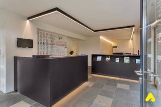 Vous cherchez l'emplacement idéal pour votre entreprise ?<br /><br />Découvrez ce spacieux local commercial à vendre, dont l'agencement est parfaitement adapté aux besoins de votre entreprise.<br />Située dans un endroit vivant, cette propriété offre deux comptoirs, des espaces de bureaux séparés, une cuisine, 2 toilettes (dont une pour les clients), un espace de stockage et bien plus encore.<br />Caractéristiques de la propriété commerciale :<br />Disposition idéale : la propriété est intelligemment divisée en plusieurs zones fonctionnelles, y compris deux comptoirs de réception pour accueillir vos clients.<br /><br />Espaces de travail séparés : profitez de l'intimité et de l'efficacité grâce à des espaces de travail séparés, adaptés au travail individuel ou aux réunions d'équipe.<br />Espace de stockage : gardez vos stocks organisés et facilement accessibles grâce à l'espace de stockage disponible.<br />Idéalement située, cette propriété commerciale offre un espace polyvalent pour une variété d'activités commerciales.<br />Que vous souhaitiez établir un bureau ou un espace de pratique, cette propriété offre tout ce dont vous avez besoin et plus encore.<br /><br /><em>N'hésitez pas à nous contacter dès aujourd'hui pour plus d'informations et pour organiser une visite.</em><br /><br /><strong>OPTION :</strong><br />Possibilité d’acquérir un double garage souterrain.<br /><br /><strong>ÉGALEMENT INTÉRESSANT COMME PROJET DE RÉNOVATION !</strong><br />Ce spacieux bien commercial offre de nombreuses possibilités pour ceux qui recherchent un projet de rénovation attrayant.<br />Laissez-vous inspirer par les possibilités : https://immoalbatros.be/fr/offre/4186091/appartement-a-vendre-a-8660-de-panne