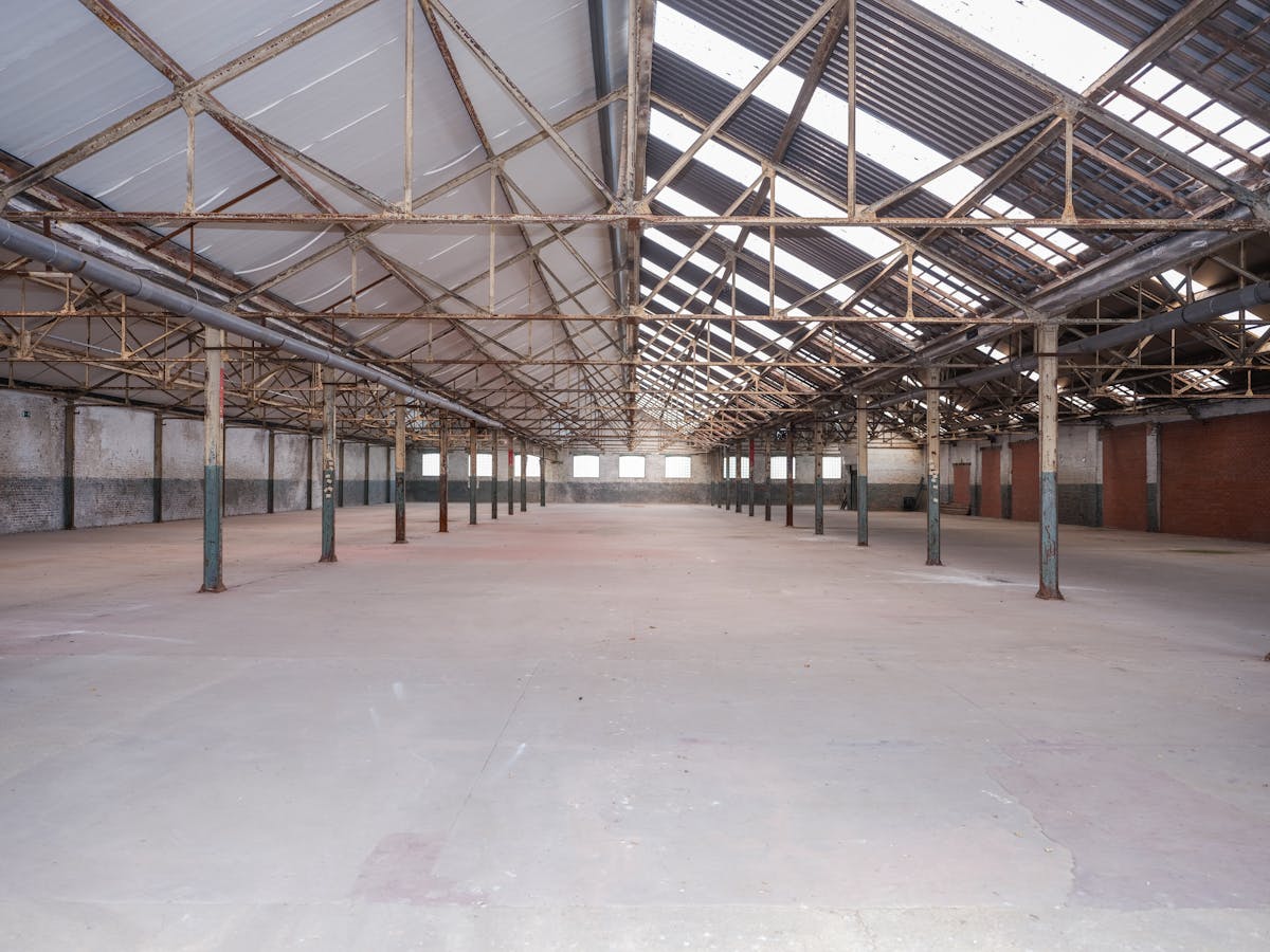 Magazijn (2.200 m²) met verdiep (2.200 m²) te koop in Eeklo - foto 4