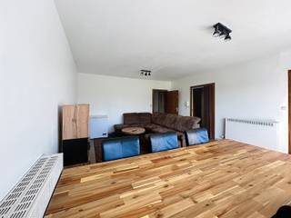 <p>Op de tweede verdieping van een kleinschalige residentie vinden we dit aangename hoekappartement met 3 slaapkamers terug. Het appartement beschikt bovendien over een zuidgericht terras en er zijn geen vaste kosten.</p>
<p>INDELING</p>
<p>We betreden het appartement via de inkomhal (2,1m²), voorzien van een gastentoilet met handenwasser.</p>
<p>Vanuit de inkomhal komen we in de leefruimte (30m²), gelegen aan de voorzijde van het appartement en voorzien van een laminaatvloer.</p>
<p>Via een glazen deur bereiken we de aparte keuken (7m²), afgewerkt met een keramische tegelvloer. De keuken is uitgerust met een koelkast, combi-microgolfoven, inductiekookplaat, dampkap en een stijlvolle zwarte spoelbak met afdruipvlak. Aan het werkblad zijn bovendien voldoende stopcontacten voorzien.</p>
<p>Het appartement beschikt over drie slaapkamers van respectievelijk 6m², 8m² en 13,5m².</p>
<p>De badkamer (6m²) is ingericht met een enkel lavabomeubel, kolomkast en een inloopdouche.</p>
<p>Tot slot beschikt het appartement over een aangenaam zuidgericht terras van 7m².</p>
<p>BIJZONDERHEDEN<strong><br />- </strong>Zuidgericht terras<br />- Geen vaste kosten<br />- Verbetering van het EPC in aanvraag<br /><br />Waarborg: 3 maanden - plaatsbeschrijving: €160 + BTW per partij<br />Beschikbaar vanaf 01/11/2026</p>
<p><strong>BEZOEKMOMENT</strong></p>
<p>Woensdag 7 oktober.</p>
<p><strong>Inschrijven voor het bezoekmoment is verplicht.</strong></p>