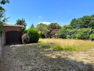 Topgelegen KARAKTERVOLLE HOB op 1638m2! Handige GARAGE, grote TUIN. INDELING: inkom en traphal, toilet, bureau, gezellige leefruimte, keuken...
