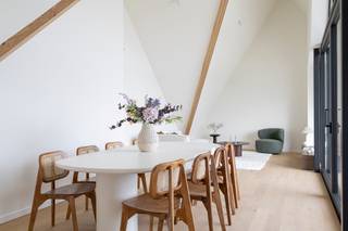 Na jaren van leegstand kreeg het hoekgebouw langs de Sint-Pieterskaai intussen een nieuw leven. Wat ooit het vertrouwde politiecommissariaat was, werd intussen omgevormd tot een uniek woonproject dat geschiedenis en modern wooncomfort op harmonieuze wijze samenbrengt. In dit karaktervolle pand worden 6 stijlvolle appartementen en 3 aantrekkelijke handelsruimtes gerealiseerd, elk met een eigen indeling en uitstraling. De appartementen zijn ontworpen met respect voor het verleden en worden afgewerkt met hoogwaardige materialen die de authentieke sfeer van het gebouw versterken. De appartementen beschikken over een ruim privaat terras met diverse zichten en oriëntaties. In de ondergrondse parkeergarage, te bereiken met autolift, bevinden zich parkeerplaatsen en kelderbergingen.<br /><br /><strong>Enkele troeven van dit appartement:</strong>
<ul>
	<li>Energiezuinig met 50% korting gedurende 5 jaar op de onroerende voorheffing; </li>
	<li>Prachtige raampartij met een lengte maar liefst 8m;</li>
	<li>3 ruime slaapkamers;</li>
	<li>Ruim zuidgericht terras van 19,58 m²;</li>
	<li>Volledig afgewerkt en geschilderd.</li>
</ul>
<br />Op zoek naar een woonst met ziel dat zowel historiek als toekomst ademt?<br />Dan nodigen we u van harte uit om de mogelijkheden te ontdekken en een afspraak in te plannen.<br />Voor meer informatie verwijzen wij u graag door naar de website van Residentie De Gendarmerie. 