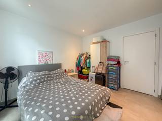 <strong>INSTAPKLAAR </strong>nieuwbouwappartement (2019), <strong>VOLLEDIG AFGEWERKT</strong> met <strong>DUURZAME MATERIALEN</strong> en met aandacht voor <strong>LICHT</strong>, <strong>COMFORT </strong>en <strong>ENERGIEZUINIGHEID</strong>!<br />Uiterst <strong>GUNSTIGE LIGGING </strong>aan de rand van het centrum met alle <strong>FACILITEITEN OP WANDELAFSTAND</strong>.<br />Extra troef is de aanwezigheid van een knus <strong>ZUIDWEST GEORIËNTEERD TERRAS </strong>en de <strong>RUIME KELDERBERGING </strong>(inbegrepen in de prijs). <br /><br />De <strong>INDELING </strong>gaat als volgt: we betreden het appartement via de ruime inkomhal met doorgang naar de LICHTRIJKE LEEFRUIMTE MET OPEN KEUKEN. Van hieruit krijgen we via het schuifraam toegang tot het zonnige terras. Via de hall krijgen we ook toegang tot de ingerichte badkamer (voorzien van douche, toilet en enkele wastafel) en de UITERST RUIME SLAAPKAMER. In de kelder bevindt zich nog een privatieve berging die toegankelijk is via de oprit (ideaal voor het binnenbrengen van een fiets, ...).<br /><br />Adres: Aalststraat 62-64 bus 102 - Oudenaarde<br />Huurprijs: € 725/mnd + € 50/syndic<br />Beschikbaar vanaf 1 augustus 2026<br />EPB: E50 (96 kWh/m²)