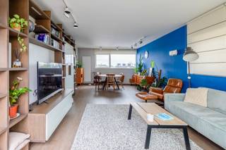 Dit stijlvol penthouse van <strong>150 m²</strong> combineert <strong>royale woonvolumes, overvloedig daglicht en meerdere zonneterrassen</strong> en dit op een interessante locatie in Sint-Niklaas. Het stadscentrum bevindt zich op wandelafstand, terwijl de N70 en E17 een vlotte verbinding garanderen.<br /><br />Via de lift bereikt u de derde verdieping van deze <strong>recente residentie</strong> (2015) waar comfort en kwaliteit hand in hand gaan. De ruime inkomhal, voorzien van een gastentoilet en praktische berging, zorgen voor aan aangenaam ontvangst.<br /><br />De lichtrijke leefruimte baadt dankzij de grote raampartijen in natuurlijk daglicht en sluit naadloos aan op het eerste, zuidgericht terras. De <strong>volledig uitgeruste keuken</strong> werd met oog voor detail afgewerkt en beschikt uitsluitend over <strong>kwalitatieve Miele-toestellen</strong>. Aansluitend bevindt zich een extra berging die het dagelijkse comfort verder verhoogt.<br /><br />De nachthal leidt naar <strong>drie volwaardige slaapkamers</strong> van respectievelijk 22, 14 en 11 m². Elk van deze kamers geniet van een directe toegang tot een eigen terras. De badkamer is smaakvol ingericht met een dubbele wastafel, een ruime inloopdouche en een tweede toilet.<br /><br />Als extra troef beschikt deze penthouse over <strong>twee privatieve staanplaatsen en twee bergingen</strong> in de ondergrondse garage. Deze zijn inbegrepen in de huurprijs. <br /><br />Het appartement is <strong>onmiddellijk beschikbaar</strong> en wordt aangeboden aan een <strong>huurprijs van € 1.250 per maand + € 100 vaste kosten per maand.</strong><br /><em>Individuele tellers voor water, gas en elektriciteit. </em><br /><span>Bovenkant formulier</span><br /><strong>Een bezoek kan uitsluitend door een mail te sturen naar cvg@claves.be of te bellen op het nummer: 03/502.98.74</strong><br />