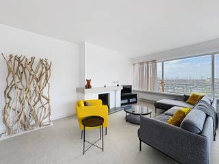 SMAAKVOL gerenoveerd GEMEUBELD hoekappartement met 3 slpks én 3 ZONNETERRASSEN met een FANTASTISCH UITZICHT over de JACHTHAVEN van Blankenberge!<br /><br /><strong>INDELING:<br /><u><em>Tweede verdieping:</em></u></strong><br />Ruime inkomhal met vestiaire - LICHTRIJKE living - volledig ingerichte NIEUWE open keuken met werkblad in composiet (O.a. met inductiefornuis, afzuigkap, heteluchtoven, microgolfoven, koelkast, diepvries, dubbele spoelbak én vaatwasmachine) - berging/wasplaats - afzonderlijk gastentoilet (met lavabo) - NIEUWE badkamer (O.a. met dubbel lavabomeubel en inloopdouche) - masterbedroom (met inbouwkasten) en zonneterras - slaapkamer 2 - slaapkamer 3 - terras 2 met uitzicht over 'de Paravang' - terras 3 met FANTASTISCH uitzicht over de JACHTHAVEN!<br /><br /><u><strong>Opmerkingen:</strong></u><br /><strong>- ENERGIEZUINIG appartement: Epc = 166 kWh/m2 (B)!<br />- De elektriciteit werd volledig GOEDgekeurd!</strong><br />- Gemeenschappelijke fietsenberging.<br />- NIEUWE cv-installatie op aardgas.<br />- Parlofonie aanwezig.<br />- UITERST ruim appartement.<br />- Vrij bij akte.<br /><br />Zeer interessant voor eigen gebruik, alsook als INVESTERING (Vakantieverhuur)! TOPLIGGING! Uiterst ruim en LICHTRIJK appartement met een FANTASTISCH UITZICHT over de Jachthaven! Aarzel zeker niet om ons te contacteren voor verdere info en/of een bezoek ter plaatse: 050/70.01.02 - info@centro.be