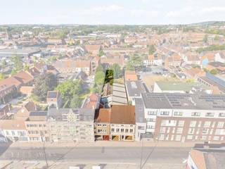 Commercieel gelegen eigendom nabij het centrum van Ronse met uitzonderlijk veel potentieel.Gelegen aan de Kruisstraat 18-20, op een goed zichtbare locatie vlak bij het centrum. Het geheel omvat een commerciële ruimte geschikt als winkel, showroom of kantoor, een ruime degelijke woonst, een grote achterliggende loods én een bouwgrond met uitweg achteraan.De combinatie van commerciële mogelijkheden, ruime woongelegenheid, opslag-/werkruimte en bijkomende bouwgrond maakt dit een bijzonder veelzijdige eigendom voor ondernemers, investeerders of wie wonen en werken wil combineren.Heel veel potentieel voor wie op zoek is naar ruimte, visibiliteit en ontwikkelingsmogelijkheden.Meer info of bezoek via info@immobeguin.be