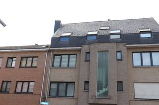 Prachtig, ruim en volledig instapklaar duplex appartement op 2de & 3de verdieping (GEEN LIFT AANWEZIG) bestaande uit: 2eV: een inkomhall, een apart toilet, een ruime woonkamer, een berging, een open ingerichte keuken, een extra berging en een zonneterras; 3eV: een hall, een badkamer met toilet, 2 slaapkamers en een bureau of kleine 3e slaapkamer. Een afgesloten garage voor 1 wagen (uiterst links op de binnenkoer) is mee inbegrepen in de huurprijs! <br /><br />TOPLIGGING in het centrum van Niel aan het pleintje, op wandelafstand van verschillende winkels, scholen en het openbaar vervoer. Dit appartement heeft een zeer goed EPC = Label B. Er werd recent een nieuwe condensatieketel geplaatst. <br /><br />3 maanden huurwaarborg. De gemeenschappelijke kosten bedragen € 50/maand. Het appartement is beschikbaar vanaf 8/1/2027.<br />Heeft u interesse in dit mooie appartement? 📞 Contacteer ons via 03 459 99 99 of info@leximmo.be voor een bezichtiging ter plaatse!