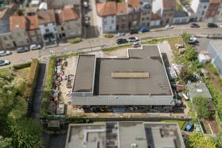 Bedrijfsgebouw te koopbestaande uit een magazijnruimte gecombineerd met kantoor en verhard buitenterrein. De site bevindt zich op een boogscheut van de ring (300m!)en geniet van een snelle verbinding richting de uitsvalwegen van Brussel.<br /><br />Het gebouw beschikt over een magazijnoppervlakte van +/- 505 m² met +/- 145 m² kantoorruimte. De loods is uitgerust met 2 grote sectionale poorten, een polybetonvloer en lichtstraat. Verwarming op gas.<br />De kantoren zijn voorzien van een onthaal, aparte eetruimte met ingerichte keuken en enkele aparte burelen die ook naar een open space kunnen worden omgevormd.<br />Een extra grote troef is het volledig omheinde perceel van +/- 1.900 m² dat bovendien ook volledig verhard is en waarbij ook rond het gebouw kan gereden worden.<br />Unieke opportuniteit op een boogscheut van Brussel!