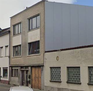 <p><strong>Welkom in dit charmante appartement in Mechelen</strong></p><p>Dit appartement van 80m² bevindt zich in het hart van Mechelen en biedt de perfecte combinatie van comfort en functioneel design. Met een slaapkamer en één badkamer is deze woning ideaal voor starters, professionals of iedereen die op zoek is naar een praktische en aangename leefruimte.</p><p><strong>Ruimte indeling</strong></p><p>Het appartement beschikt over een goed doordachte indeling met een livingruimte die veel licht binnenkrijgt dankzij grote ramen. De slaapkamer biedt voldoende plaats voor meubels en zorgt voor privacy. Ook is er een compacte badkamer aanwezig. </p><p><strong>Keuken</strong></p><p>De functionele keuken is uitgerust met onder- en bovenkastjes, een werkblad en een ingebouwde oven. Dit zorgt voor een uitstekende basisuitrusting voor het bereiden van maaltijden. De keuken is netjes afgewerkt en gebruiksklaar.</p><p><strong>Bijzonderheden</strong></p><p>Een van de meest aantrekkelijke kenmerken is het private terras met moderne tegels. Deze outdoor ruimte is ideaal voor het genieten van frisse lucht of gewoon het ontspannen met uitzicht over Mechelen.</p><p><strong>Ligging</strong></p><p>Dit appartement bevindt zich in een levendige buurt van Mechelen met goede bereikbaarheid van winkels, restaurantes en openbaar vervoer. Perfect voor wie de stedelijke levensstijl wenst te combineren met gemak en praktijkgebruik.</p>