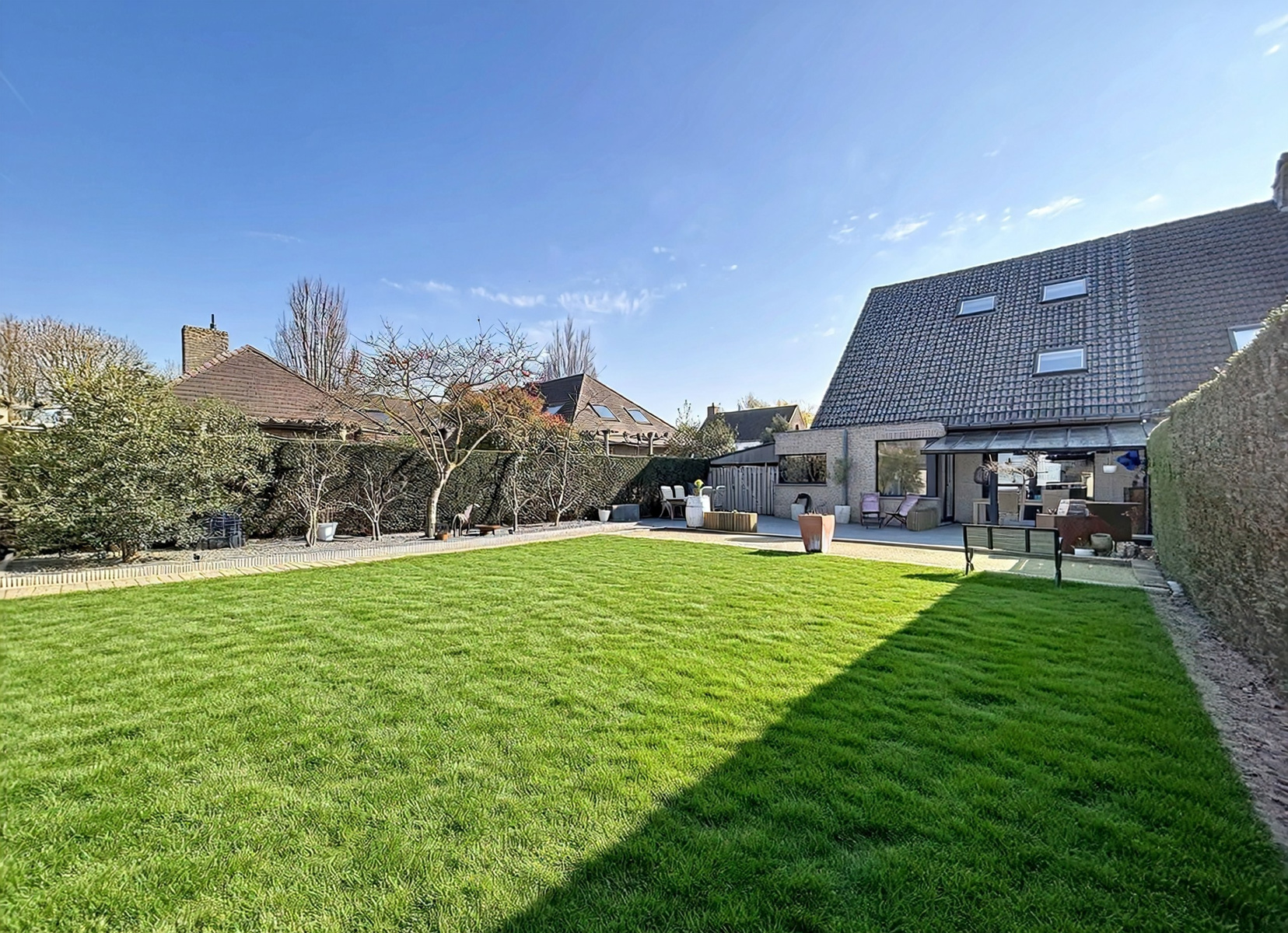 Ruime halfopen woning met 4 slaapkamers en bijgebouw - foto 2