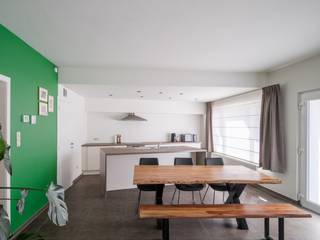 Bel Sander op 0479355602 voor een bezoek. <br /><br />Opportuniteit in het vlot bereikbare Gentbrugge. Dit gerieflijk gelijkvloers hoekappartement beschikt over drie volwaardige slaapkamers, verrassend ruime leef- en eetplaats en tof zonneterras. <br /><br />Het appartement werd keurig gerenoveerd om te voldoen aan alle moderne vereisten. Door haar mooie binnenvolume (+-120m2), met aandacht voor voldoende berggelegenheid kan het dienen voor een gezinnetje, starters, co-housers, studenten, en zo meer. Beschikt over een standaard ingang aan de Vanderlindenstraat en een extra deuropening aan de Sint-Simonstraat. <br /><br />Indeling: Inkom, gang, drie slaapkamers, badkamer met dubbel wasmeubel, bad & douche, apart gastentoilet, grote leef- en eetplaats, berging/wasplaats. Privé terras/tuintje. Gedeelde fietsenberging.<br /><br />Compacte mede-eigendom met slechts drie appartementen, zonder syndicus, zonder lift. Amper vaste kosten.