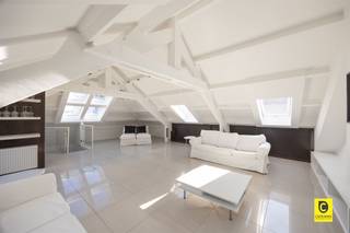 <p><span>Uniek duplex appartement met zonnig terras in het Groen Kwartier</span></p><p><span>Wonen in een stukje Antwerpse geschiedenis, midden in het levendige Groen Kwartier. Dit bijzondere duplex appartement bevindt zich in het voormalige kinderhospitaal 'Good Engels', een prachtig gerenoveerd erfgoedgebouw waar karakter en hedendaags wooncomfort naadloos samenkomen. Dit unieke hoekappartement geniet van veel lichtinval en extra privacy.</span></p><p><span> </span></p><p><span>Derde verdieping</span></p><p><span>U betreedt het appartement via uw eigen voordeur op de derde verdieping. De inkomhal met bijzonder ruime ingemaakte kasten zorgt meteen voor veel praktische opbergruimte.</span></p><p><span> </span></p><p><span>Op deze verdieping bevindt zich de ruime keuken met eiland en eetkamer, een heerlijke plek om te koken en te tafelen. De keuken is volledig uitgerust en staat in directe verbinding met het zonnige zuidgerichte terras van ca. 12 m². Deze plek biedt een vrij uitzicht op het groene binnenplein en laat u de hele dag door genieten van de zon.</span></p><p><span> </span></p><p><span>Verder vindt u op deze verdieping twee slaapkamers. Eén van de kamers beschikt bovendien over een aparte berging. De badkamer is uitgerust met een ligbad en een douche, ideaal voor zowel een snelle ochtend als een ontspannen avond.</span></p><p><span> </span></p><p><span>Vierde verdieping</span></p><p><span>Een verdieping hoger wacht een prachtige, lichtrijke leefruimte met zichtbare dakstructuur. De grote ramen en het open karakter zorgen hier voor een bijzonder aangename sfeer. Omdat dit de bovenste verdieping is, geniet u bovendien van extra rust en geen bovenburen. Op deze verdieping bevindt zich ook een apart toilet.</span></p><p><span> </span></p><p><span>Extra troeven</span></p><p><span>- Gelegen in het iconische 'Good Engels'</span></p><p><span>- Toplocatie in het Groen Kwartier</span></p><p><span>- Duplex appartement op verdieping 3 en 4</span></p><p><span>- Hoekappartement met veel lichtinval</span></p><p><span>- Zuidgericht terras van ca. 12 m² met zicht op groen</span></p><p><span> </span></p><p><span>Een appartement met karakter, licht en een fantastisch terras, op een van de meest gegeerde locaties van Antwerpen. Hier woont u rustig en groen, met de stad altijd vlakbij. Dit is zo'n plek waar u meteen voelt: hier wil ik wonen.</span></p>