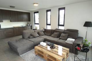 Recent appartement met alle winkels, scholen en openbaar vervoer op wandelafstand. Dit gezellige appartement bevindt zich op de tweede verdieping en heeft de volgende indeling: inkomhal/nachthal met inbouwkast (8,20m²), toilet (1,30m²), badkamer (5m²) met enkele lavabo en inloopdouche, slaapkamer 1 (13m²), slaapkamer 2 (10m²), berging/wasplaats (1,80m²) en leefruimte met open keuken (30m²) voorzien van een enkele spoelbak, keramische kookplaat, dampkap, koelkast met vriesvak, vaatwasmachine en oven. Aansluitend aan de leefruimte vinden we het zuidwest gericht terras (6,50m²). De huurprijs is inclusief 1 overdekte autostaanplaats vooraan het gebouw en een aparte berging op de gelijkvloerse verdieping. De maandelijkse provisie bedraagt 25euro. Deze omvat het verbruik van elektriciteit in de gemeenschap, het onderhoud van de voortuin en het onderhoud van de brandbeveiliging. Vrij op 15/10/2026. Indien u graag een bezoek wenst, aarzel niet ons te contacteren op affligem@immoaccenta.be