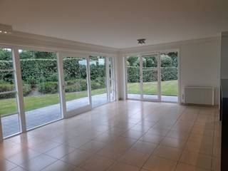 Heel ruim, modern gelijkvloers hoekappartement met ruim terras op wandelafstand van het strand.Indeling: inkom met vestiairekast , apart toilet,...