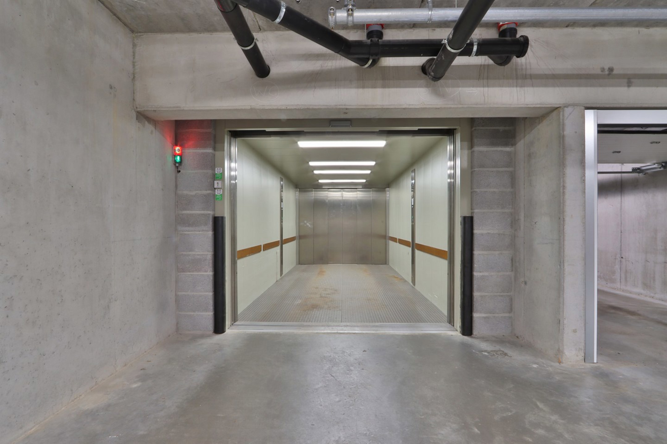 Garage for rent in Beveren-Kruibeke-Zwijndrecht - photo 4