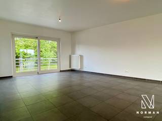 Dit appartement op de eerste verdieping is gelegen in het centrum van Bavikhove en is bereikbaar via de trap of lift.<br />De inkomhal biedt toegang naar het afzonderlijk toilet, 2 ruime slaapkamers, badkamer en leefruimte.<br />De badkamer is voorzien van combinatie bad-douche en lavabo.<br />Verder hebben we de grote lichtrijke leefruimte met zicht op het uitermate grote zonneterras! De keuken is volledig geïnstalleerd. Naast de keuken is er nog een praktische berging met aansluiting voor wasmachine. Absolute troef is de garage achteraan het perceel.<br />Huurprijs is maandelijks te verhogen met 50 euro syndicuskosten.<br /><br />Pluspunten:<br />- groot terras<br />- centrum ligging<br />- gunstig EPC label B<br /><br />Interesse? Geef ons snel een seintje op het nummer 056 25 26 19 voor en bezoek ter plaatse.