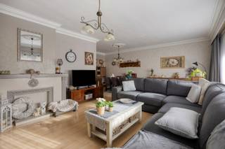 Dit instapklare appartement op de eerste verdieping combineert comfort, ruimte en een centrale ligging. U geniet hier van alle voorzieningen binnen handbereik: winkels, horeca, scholen en openbaar vervoer. Daarnaast bent u vlot bereikbaar via de N103, N18 en N71.<br /><br />Indeling:<br />We betreden het appartement via de inkomhal, die toegang biedt tot de drie volwaardige slaapkamers, wasplaats, berging en de recent volledig vernieuwde badkamer (1,5 jaar geleden) met bad en wastafel. De ruime, lichtrijke woonkamer vormt het hart van het appartement, met aansluitend de volledig uitgeruste keuken. <br /><br />Achteraan de residentie bevindt zich een garage met elektriciteit, verplicht bij aan te kopen voor €20.000.<br /><br />Extra troeven:<br />- EPC-label C<br />- Rolluiken aanwezig<br />- Uitstekende ligging, dicht bij alle voorzieningen<br /><br />Voor meer info of een bezoek contacteer ons via info@vastengoed.be of via 014/72 73 74.<br /><br />Wenst u een gratis schatting van uw eigendom? Contacteer ons via 014/72 73 74.