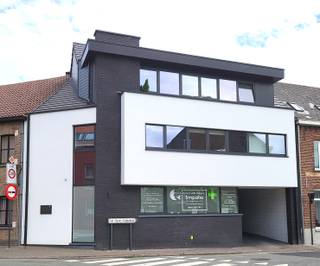 BEZOEK OP AFSPRAAK. Prachtig handelspand van bouwjaar 2017, gelegen op wandelafstand van het centrum van Zottegem. Het pand bevindt zich op het gelijkvloers en geniet van een vlotte bereikbaarheid. De indeling omvat een ruime inkom/ wachtruimte, drie afzonderlijke burelen, elk uitgerust met een lavabo en ingemaakte kasten. Verder is er een praktische kitchenette, een apart toilet en een buitenberging. Op energetisch vlak is het pand zeer interessant: verwarming via een hoogrendementsketel van Vaillant, energielabel A en ramen met hoogrendementsglas. Parkeermogelijkheid aanwezig. Gemeenschappelijke kosten bedragen €50 per maand. Interesse? Bel 0488/85.81.84