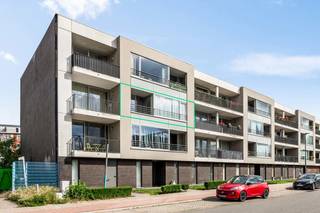 Verzorgd 1 slaapkamer appartement met terras in residentie gebouwd in 2007. Het appartement heeft een breedte van 7,11m. Woonkamer aan zonnig terras, open keuken met bar tablet en aansluitende berging, apart toilet, badkamer (douche, wastafel in meubel). Er is op het gelijkvloers ruimte voor het stallen van een fiets.