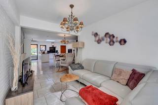 Voor meer info of een bezoek, bel 054 69 39 34 - Op een centrale locatie in Liedekerke bevindt zich deze instapklare woning. Winkels, scholen en...