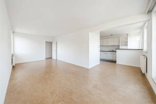 Lichtrijk 2-slaapkamer-appartement met prachtig terrasDit ruime appartement bevindt zich op de vierde verdieping/dakverdieping en is bereikbaar via...