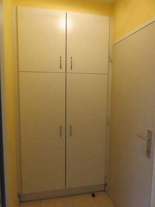 Aangenaam, verzorgd, ruim en licht appartement, gelegen in het commerciële centrum van Lier. Alles binnen handbereik ! 2de verdieping. Geen lift. Ruim terras met open zicht. De indeling is als volgt: Inkom met ingebouwde vestiaire, leefruimte in een L met schuiframen, uitgevend op het terras, open, volledig geïnstalleerde keuken, apart toilet, badkamer met douche, ligbad en dubbele wastafel, 2 slaapkamers en een wasplaats. Vloerverwarming. Dubbele beglazing en een zeer gunstig EPC ! 35 € gemeenschappelijke kosten.