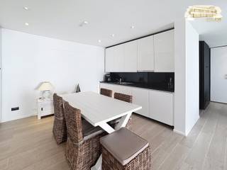 Op een toplocatie nabij het dorpscentrum van Sint-Katelijne-Waver vindt u dit volledig gerenoveerde appartement met ruim terras terug. <br />Het gebouw werd in 2016 volledig vernieuwd volgens de geldende energetische normen.<br /><br />Via de hoofdingang van het gebouw komt u binnen in het enige appartement op het gelijkvloers, discreet gelegen aan de achterzijde van een winkelpand – ideaal voor wie rust en privacy zoekt.<br /><br />Indeling:<br />Lichtrijke leefruimte met grote ramen en een aangename sfeer<br />Volledig uitgeruste, moderne keuken met alle comfort<br />Ruime open slaapkamer, rustig gelegen<br />Grote badkamer met inloopdouche, dubbele lavabo en toilet<br />Praktische berging met aansluiting voor was- en droogmachine<br />Zeer ruim terras – perfect voor buiten te genieten<br /><br />EPC-score: B (163 kWh/m²) - CV op gas - Elektriciteit conform AREI<br /><br /><br />Meer info of een vrijblijvend bezoek? Contacteer ons via laila@immodor.be of +32 477 30 85 59.