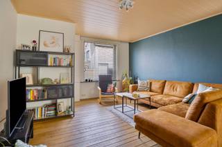 Achter deze mooie gevel schuilt een uitermate verzorgde woning....<br /><br />Via de hal komen we in de leefruimte. Deze is opgesplitst in een eetkamer en een zithoek op parket, wat het extra gezellig maakt. Aansluitend vinden we de mooie vernieuwde keuken. Van hieruit kunnen we naar de veranda die toegang geeft tot de stadstuin. Deze is zuid georiënteerd en beschikt over een ruime berging, die bereikbaar is via een wandelpad achteraan. Ideaal dus voor fietsen of ander materiaal in op te bergen! <br />Het gelijkvloers beschikt verder nog over een technische berging en een apart toilet. <br />De eerste verdieping is voorzien van een slaapkamer, apart toilet en een ruime badkamer met lavabomeubel en bad/douchecombinatie. <br />Via een vaste trap kunnen we naar de magnifieke gerenoveerde zolderverdieping. Dit is de perfecte master bedroom of bureau/hobbyruimte. Deze wordt verwarmd/gekoeld met een nieuwe warmtepomp. <br /><br />CV op gas (hoogrendementsketel). <br />Overal PVC ramen met hoogrendementsglas en rolluiken. <br />Er zijn tevens 8 zonnepanelen geïnstalleerd!<br />Deze woning is uitermate energiezuinig (label B).<br />Beschikbaar vanaf 1 september. <br /><br />Een zeer leuke woning nabij het centrum van Wevelgem!