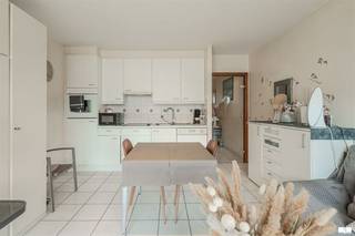 Te koop: Instapklare studio met terras in Residentie Westgolf te Westende. Ontdek deze verzorgde studio op de tweede verdieping van Residentie Westgolf in Westende. De studio beschikt over een lichtrijke woonkamer met open keuken, die uitgeeft op een aangenaam terras waar u heerlijk kunt genieten van de buitenlucht. Verder is er een badkamer met douche. Een privatieve kelderberging zorgt voor extra opbergruimte. Dankzij de praktische indeling is deze studio ideaal als tweede verblijf, investering of compacte vaste woonst. De residentie is rustig gelegen, op korte afstand van het strand, de duinen en het commerciële centrum van Westende. Een uitstekende opportuniteit voor wie zorgeloos wil genieten van de Belgische kust.