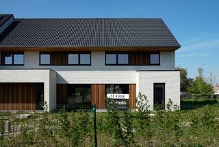 Ontdek deze nieuw opgebouwde woning aan de Joseph Hanoullestraat in Roeselare, in een doodlopend straatje van een zeer rustige en kindvriendelijke woonbuurt. Deze laatste beschikbare woning op lot 4 heeft een grondoppervlakte van 419 m<sup>2</sup>. Er werd ondertussen een eigen oprit aangelegd aan de woning en er is de mogelijkheid om een carport aan te bouwen.<br /><br />Op het gelijkvloers is er één open en lichtrijke leefruimte met een open keuken, eethoek en zithoek. Vanuit de keuken is er handig toegang tot een berging. In de inkom is er een gastentoilet. Op de verdieping zijn er 2 ruime slaapkamers, een apart toilet en een badkamer met bad, een wastafel met dubbele lavabo en een inloopdouche. Er is een vaste trap naar een ruime zolderruimte met een aparte technische ruimte.<br /><br />Deze all-in prijs excl. kosten omvat zowel de grond als een volledig afgewerkte, instapklare woning. Alle afwerkingen en voorzieningen zijn inbegrepen: een budget voor keuken en badkamer inclusief sanitair, warmtepomp, zonnepanelen, vloerverwarming, keuringen, terras, oprit en afsluiting. Enkel de wettelijke kosten zijn hierin nog niet opgenomen.<br /><br />Contacteer ons voor een bezoek ter plaatse of vraag vrijblijvend informatie via onze bouwadviseur Sam Borrey: <strong>sam@dumobil.be</strong> | <strong>0483 210 133</strong> | Bezoek de <strong><u>website</u></strong>: <strong>www.dumobil.be/nl/woonprojecten/projecten/roeselare-joseph-hanoullestraat</strong>.