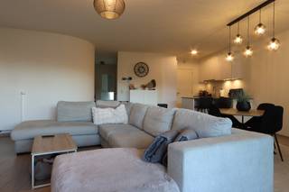 Recent gelijkvloers 2 slaapkamer appartement op centrale locatie. Inkomhal met toilet, woonkamer met veel lichtinval aan ingerichte open keuken, ruime berging/wasplaats. Badkamer is ingericht met inloopdouche en lavabo in meubel. Het appartement beschikt over een privatieve tuin met ruim zonneterras en ondergrondse parkeerplaats en berging.
Gemeenschappelijke kost: 60 euro per maand.