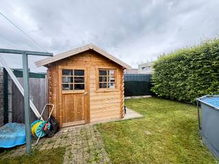 GELIEVE UITSLUITEND TE REAGEREN VIA HUURDERSPROFIEL via deze link : https://immogoffin.mijnhuurprofiel.be/property/0ed42b9c-fd8c-4e34-a791-8aee8b68f3cc<br /><br />Deze halfopen woning met een bewoonbare oppervlakte van 137 m² is gelegen aan de Henri Dunantlaan 45 te Hoeselt, op een perceel van 3a10ca. <br /><br />Op slechts enkele minuutjes rijden ligt het centrum van Hoeselt, met alle dagelijkse voorzieningen zoals winkels, supermarkten, bakkers, scholen,..<br />De oprit van de E313 ligt op een tweetal kilometer, ideaal voor wie een vlotte verbinding zoekt met omliggende steden. Het centrum van Bilzen ligt op een viertal kilometer. <br /><br />De indeling van deze hedendaagse woning is als volgt:<br />Op het gelijkvloers: <br />inkomhal met aparte WC, trap naar de bovenverdieping, open leefruimte met zicht op het terras en op de tuin, een open degelijk uitgeruste keuken inclusief afwasmachine, technische berging achter de keuken, met handige doorloop naar de inpandige garage. <br />Op de eerste verdieping: <br />overloop, hal, badkamer met bad en wc en drie slaapkamers <br />Buiten: <br />Omheinde tuin met een tuinhuis<br /><br />EPC: 266 kWh/(m²jaar) - label C<br />•CV op aardgas<br />•waterverzachter <br />•regenwaterput 5000 liter aangesloten op de 2 WC's en de buitenkranen<br /><br />Oppervlakte: bron EPC<br />BESCHIKBAAR vanaf 01.09.2026.