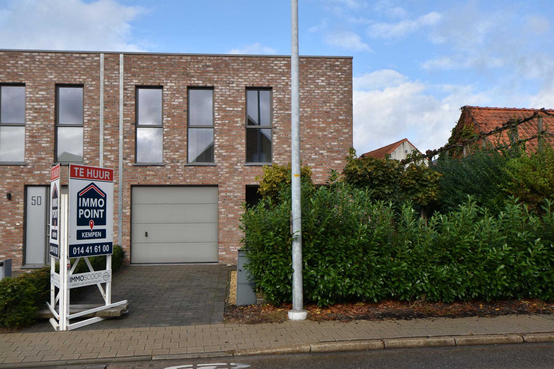 Recente woning met inpandige garage in centrum Lichtaart. - foto 1