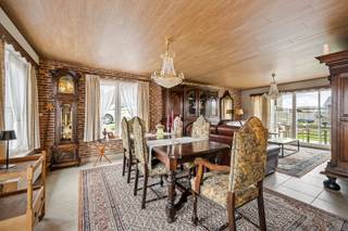 Deze woning is gelegen in Beerst, deelgemeente van Diksmuide en heeft volgende indeling.<br /><br />GELIJKVLOERS: <br />Inkomhal - volledig ingerichte en open keuken - berging - leefruimte - 2 ruime slaapkamers - apart toilet - ingerichte badkamer - ruime garage.<br /><br />VERDIEP 1: <br />Momenteel zolderruimte, toegankelijk via valtrap. Tal van mogelijkheden!<br /><br />TUIN:<br />Oprit - terras - tuinberging - garage.<br /><br />ALGEMEEN:<br />- Gelijkvloerse woning met tal van mogelijkheden! <br />(inrichten van extra slaapkamers en badkamer op 1e verdiep mogelijk)<br />- Schrijnwerk: PVC, hoogrendementsbeglazing en vliegramen.<br />- CV op stookolie.<br />- Zonnepanelen aanwezig!<br />- Gunstig EPC = B-Label.<br /><br />Vergeet zeker niet de 360° virtuele tour te bekijken!<br />https://bit.ly/4ubPZ4O