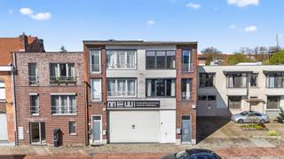 <p>Langs een invalsweg gelegen gerenoveerd triplex-appartement (160 m²!) met privé-ingang</p><p>Indeling <br />- gelijkvloers: privé - inkomtraphal, fietsen en afvalberging<br />- 1 ste verdieping: traphal met gastentoilet, zeer lichte woonkamer (40 m²) met een inbouw pellet kachel en panoramisch uitzicht, aansluitend is er een nette eetkeuken (13 m²) met alle toestellen (inductiekookplaat, koelkast, oven, vaatwasser) en een berging/wasplaats. De keuken heeft directe verbinding naar een reuze en zeer uitnodigend terras van 47 m² met veel oog voor privacy. Dat wordt heerlijk genieten van het zonnetje in de zomermaanden en gelukkig kan de elektrische zonnewering enige koeling brengen! <br />- 2 de verdieping: overloop, 2 badkamers (één gewone badkamer ( 3 m²) met een ligbad en één comfortabele badkamer (14,5m²) met een whirlpool, een (stoom) douche, een dubbel wastafelmeubel en extra toilet, 2 grote slaapkamers (16,5 en 15 m² en kleinere slaapkamer (5,2 m²) of een bureeltje</p><p>kenmerken:<br />- 16 zonnepanelen met groenstroomcertificaten<br />- gemeenschappelijke en privé-berging op gelijkvloers<br />- 3 airco's (living- grote badkamer en master)<br />- momenteel geen gemeenschappelijke kosten<br />- geen asbestmateriaal te verwijderen <br />- EPC label C <br />- elektriciteitsattest is niet conform<br />- kortelings vrij<br />- 3 slaapkamers<br />- 2 badkamers</p><p>- vlakbij (huur)garages</p><p>Infoplicht: Vg, Wg, Gmo, Gvkr, Gvv - P-score: D , G-score: D - Dit is geen aanbod, alle informatie is steeds onder voorbehoud van materiële vergissingen en/of wijzigingen.</p>
