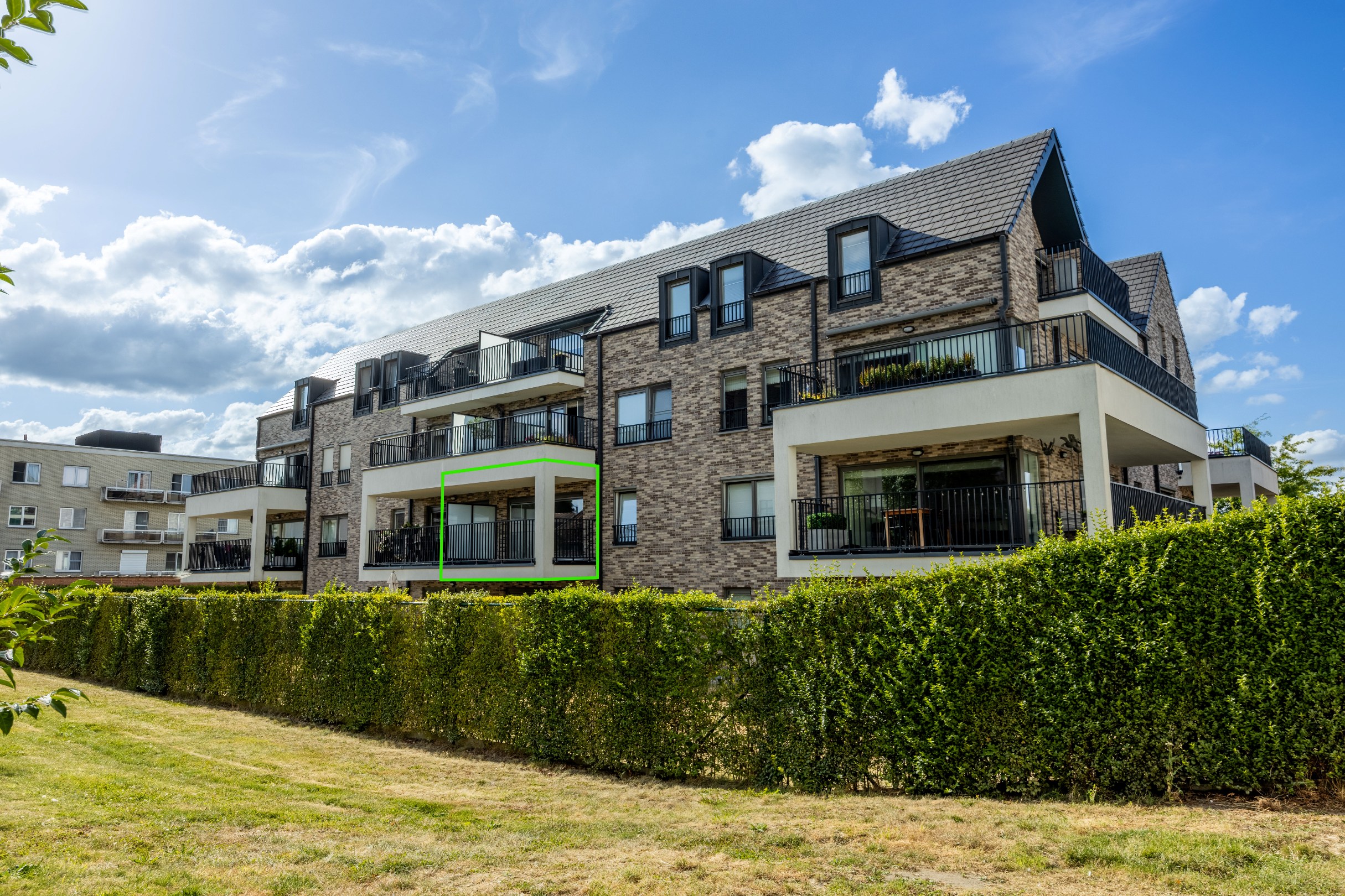 RECENT APPARTEMENT MET PRACHTIG ZONNETERRAS EN DUBBELE GARAGE - foto 1