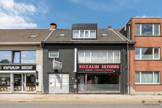 <p><span>Opbrengsteigendom met handelsgelijkvloers en twee appartementen in het centrum van Brecht</span></p><p><span> </span></p><p><span>Bent u op zoek naar een investering met een onmiddellijk rendement? Dan is deze interessante opbrengsteigendom in het centrum van Brecht beslist een bezoek waard. Dankzij de combinatie van een commercieel gelijkvloers en twee appartementen geniet u van aantrekkelijke huurinkomsten. Bovendien zijn alle entiteiten momenteel verhuurd, waardoor u vanaf de aankoop kunt rekenen op een stabiele en onmiddellijke opbrengst.</span></p><p><span> </span></p><p><span>Gelijkvloers</span></p><p><span>Via de ruime inpandige garage bereikt u zowel het handelsgelijkvloers als de twee bovenliggende appartementen. Het handelsgedeelte is momenteel ingericht als restaurant en beschikt over een professionele keuken, een achterliggende werkkeuken, een praktische stockageruimte en een aangenaam terras. Hierdoor is deze commerciële ruimte uitermate geschikt voor horeca-activiteiten. (Huur €1250)</span></p><p><span> </span></p><p><span>Eerste verdieping</span></p><p><span>De eerste verdieping omvat een ruim appartement dat bereikbaar is via de gemeenschappelijke traphal. De inkomhal geeft toegang tot de lichtrijke woon- en eetkamer met aansluitende keuken aan de voorzijde van het gebouw. Achteraan bevinden zich twee ruime slaapkamers, beide met toegang tot het terras. Daarnaast is er een derde slaapkamer en een aparte ruimte die perfect kan dienen als bureau, dressing of berging. De badkamer is uitgerust met een douche, een dubbele wastafel en een toilet. (Huur €1000)</span></p><p><span> </span></p><p><span>Tweede verdieping</span></p><p><span>Op de tweede verdieping bevindt zich een tweede appartement. Dit appartement beschikt over een gezellige woon- en eetkamer met toegang tot een ruim terras, een afzonderlijke slaapkamer, een functionele keuken en een badkamer uitgerust met een douche, wastafel en toilet. (Huur €850)</span></p><p><span> </span></p><p><span>Troeven</span></p><ul><li><span>Interessante opbrengsteigendom met handelsruimte en twee appartementen.</span></li><li><span>Alle entiteiten zijn momenteel verhuurd voor €3100.</span></li><li><span>Mogelijkheid om per entiteit afzonderlijk aan te kopen. </span></li><li><span>Onmiddellijke en aantrekkelijke huurinkomsten.</span></li><li><span>Inpandige garage met centrale toegang.</span></li><li><span>Handelsruimte met terras.</span></li><li><span>Ruime woonentiteiten met veel potentieel.</span></li><li><span>Centrale ligging in het centrum van Brecht.</span></li><li><span>Ideale investering met een stabiel rendement.</span></li></ul><p><span>Interesse? Contacteer ons vandaag nog voor meer informatie of plan meteen uw bezoek in.</span></p><p><span> </span></p>