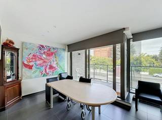 Dit recent appartement met 2 slaapkamers en 2 grote terrassen is gelegen in residentie Bordeaux en is te huur nabij het station en centrum van Waregem. Er is alsook een ondergrondse garagebox met kelderberging aanwezig.<br /><br />Het terras achteraan is voorzien van een zonneluifel en zonnescreens aan de ramen.<br /><br />Ondergrondse garagebox en kelderberging verplicht bij te huren: €50/maand. <br />Er kan gebruik gemaakt worden van de gemeenschappelijke fietsenberging.<br /><br />INDELING<br /><br />inkomhal - woonkamer - open keuken - terras vooraan - apart toilet - berging - badkamer met inloopdouche - slaapkamer 1 - slaapkamer 2 - ruim terras achteraan - ondergrondse garagebox met kelderberging<br /><br />TROEVEN<br /><br />- recent en instapklaar<br />- 2 grote terrassen<br />- garagebox met berging<br />- uitstekende ligging nabij het centrum<br />- lichtrijke ruimtes<br />- gemeenschappelijke fietsenberging <br /><br />De snelste manier om een bezoek te brengen aan deze woning? <br />Vraag je bezoek aan via de rode knop op onze website (www.dewaele.com) en je wordt gecontacteerd door onze makelaar. Telefonisch kunnen er geen afspraken gemaakt worden. Bij andere vragen kun je ons telefonisch contacteren via 056 605 605.
