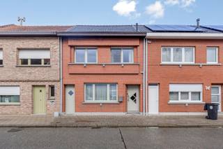 Op te frissen woning in de nabijheid van winkels, warenhuizen, scholen, openbaar vervoer en prachtige wandel- en fietsroutes. De woonst werd als volgt ingedeeld: op het gelijkvloers vinden we een inkomhal, een lichtrijke leefruimte met zicht op de tuin en de bomen achter de tuin en de perfect onderhouden keuken. Achter de keuken is er nog een wasplaats, buitentoilet en een bergruimte. De nachthal geeft toegang tot 2 zeer ruime slaapkamers en de badkamer met douche in bad. De zolder is toegankelijk met een vaste trap en hier kunnen makkelijk extra kamers gecreëerd worden. In de tuin en op het terras is het altijd heerlijk vertoeven. De ramen werden reeds vervangen 3-dubbel glas in aluminium. Het dak is ook reeds volledig vernieuwd en geïsoleerd. Tevens is er ook een handige zij-ingang die de straat verbindt met de tuin, ideaal voor vuilbakken of fietsen. Wenst u meer informatie of een bezoek? Stuur gerust een mail naar Louis@immoaccenta.be.