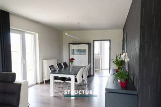 Op zoek naar een comfortabel en goed onderhouden appartement op een centrale ligging in Aalst? Dit lichtrijke appartement van ca. 75 m² bevindt zich op de eerste verdieping van een kleinschalig appartementsgebouw en combineert een praktische indeling met modern wooncomfort en een aangenaam terras.Dankzij de gunstige ligging bevinden tal van winkels, diensten en andere voorzieningen zich in de nabije omgeving. Een interessante opportuniteit voor starters, alleenstaanden of koppels, maar eveneens voor investeerders die op zoek zijn naar een aantrekkelijk verhuurbaar appartement.IndelingHet appartement beschikt over een aangename en lichtrijke leefruimte met voldoende plaats voor een gezellige zit- en eethoek. Aansluitend bevindt zich de moderne, volledig uitgeruste Siemens-keuken met praktische bergruimte en hedendaagse inbouwtoestellen.Verder beschikt het appartement over één ruime slaapkamer met voldoende plaats voor het creëren van een dressing of extra kastruimte en toegang tot het terras.De verzorgde badkamer is uitgerust met een ligbad, lavabo en toilet en biedt tevens een praktische aansluiting voor de wasmachine.Troeven* Ca. 75 m² woonoppervlakte* € 920/ maand huurinkomsten* geen lasten in het gebouw- individuele tellers * Eerste verdieping van een kleinschalig appartementsgebouw* Ruime en lichtrijke slaapkamer* Aangenaam terras* Moderne, volledig uitgeruste Siemens-keuken* Verzorgde badkamer met ligbad* Praktische aansluiting voor wasmachine* Nieuwe Vaillant Eco+ verwarmingsketel geplaatst in 2024* Energiezuinig appartement met EPC-label B* Centrale ligging nabij tal van voorzieningenDankzij de combinatie van een gunstige EPC-score, een recente verwarmingsinstallatie, een aangename buitenruimte en een praktische indeling is dit appartement zowel interessant voor eigen bewoning als voor investering.Bent u op zoek naar een aangenaam appartement in Aalst? Neem dan contact met ons op voor meer informatie of om een bezoek in te plannen.