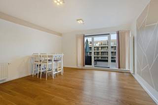 Gelegen in een gegeerde residentiële wijk van Anderlecht, biedt dit lichtrijke appartement met 3 slaapkamers ruime leefruimtes en een unieke buitenruimte.<br /><br />Het appartement is als volgt ingedeeld:<br />- Leefruimte: Inkomhal met vestiaire en apart toilet, ruime leefruimte badend in natuurlijk licht met volledig uitgeruste open keuken (ingebouwde koelkast, oven, kookplaat en vaatwasser).<br />- Uitzonderlijk terras (99 m²): Dit immense privatieve terras is toegankelijk vanuit de leefruimte en de slaapkamers en biedt een heerlijke buitenruimte om te ontspannen, met aangename lichtinval tot het einde van de dag.<br />- Nachthal: 3 mooie en comfortabele slaapkamers en 2 volledig uitgeruste badkamers:<br />- 1ste badkamer met ligbad, dubbel lavabomeubel en tweede toilet.<br />- 2de eigentijdse douchekamer met enkele lavabo.<br />- Beveiligde binnenparking in de ondergrondse verdieping (nr. 2) op -1: niet inbegrepen in de prijs (verplichte aankoop).<br />- Kelder (nr. 24) op -1.<br /><br />Het uitzonderlijk grote terras voelt aan als een stukje tuin. Ondanks de noordelijke oriëntatie kan je toch genieten van een mooie avondzon en van een zeer aangenaam lichtinval in het appartement.<br /><br />Vraagprijs: 349.000 EUR + 25.000 EUR (staanplaats)<br /><br />Bestemming: woongebied<br />Onroerend goed ingeschreven op de bewaarlijst / beschermd / procedure tot inschrijving of bescherming lopende: neen<br />Verkavelingsvergunning: neen<br />Onroerend goed gelegen in een voorkooprechtperimeter: neen<br />Voorkeurrecht voor de huurder: neen<br /><br />Wenst u dit appartement te bezichtigen? doe een aanvraag via www.dewaele.com of neem contact op met Danielle Kaluza via 0791 27 21 88. <br />