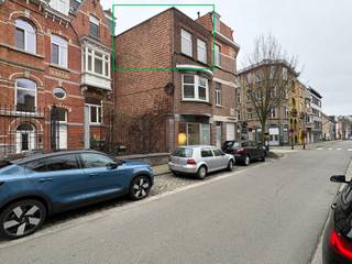 <p>Dit charmante appartement is gelegen op de tweede verdieping van een kleinschalig gebouw en is bereikbaar via de trap. <br />Het beschikt over een lichtrijke woonkamer met een prachtig uitzicht op de Sint-Pauluskerk.<br /><br />De open keuken is uitgerust met een gasfornuis, dampkap en koelkast met diepvries. <br />Verder is er een volwaardige slaapkamer met aansluitend een badkamer voorzien van douche en lavabo. Een apart toilet is eveneens aanwezig.<br /><br />Het appartement bevindt zich op een uitstekende ligging, in de nabijheid van het station Gent-Sint-Pieters, de Kortrijksesteenweg en de Koning Albertlaan. <br />Gelegen in een aangename woonomgeving met historische charme, vlak bij de Sint-Pauluskerk.<br /><br />Geen syndic kosten!</p>