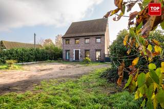 In een groene en rustige omgeving staat deze statige alleenstaande woning op een royaal perceel van 1591 m², volledig omheind en voorzien van...