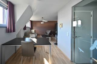 Deze compacte maar slim ingedeelde studio biedt alles wat je nodig hebt voor een zorgeloze uitvalsbasis aan de kust. De open leefruimte met kitchenette, slaaphoek en badkamer is efficiënt georganiseerd en baadt in het natuurlijke licht.<br /><br />Met zijn instapklare afwerking, lage onderhoudskosten en bijzonder energiezuinige EPC-score van 104 kWh/m², is dit een slimme keuze voor wie comfort, ligging en energiezuinigheid weet te waarderen, als tweede verblijf of als investering.<br /><br />Gelegen op de eerste verdieping van een verzorgd gebouw, op slechts 450 meter van het strand en tegenover de Royal Ostend Golf Club.<br />Privatieve parkeerplaats mogelijk bij aan te kopen.<br /><br />👉 Slim wonen aan zee begint hier, compact, comfortabel en energiezuinig.<br /><br />Er zijn twee studio’s beschikbaar in deze residentie.<br />Contacteer ons vrijblijvend voor prijzen en actuele beschikbaarheid.