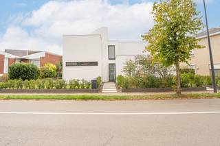 <p>Deze centraal gelegen villa in Willebroek combineert een aangename woonomgeving met een uitzonderlijke veelzijdigheid. Dankzij de ruime indeling, de aparte inkom en de verschillende functionele ruimtes biedt deze woning tal van mogelijkheden voor wie wonen en werken wil combineren. Een zelfstandige praktijk, kantoorruimte, studio of een extra leefgedeelte behoren hier allemaal tot de opties.</p><p> </p><p>Via de centrale inkomhal aan de voorzijde betreedt u de woning. Deze hal beschikt over een gastentoilet en geeft toegang tot de grote, lichtrijke eet- en woonkamer, die dankzij de grote raampartijen een aangenaam zicht biedt op de volledig aangelegde tuin.</p><p>Aan de linkerzijde van de woning zijn alle voorzieningen aanwezig voor het installeren van een keuken, zodat u deze ruimte naar eigen smaak en behoeften kunt inrichten. Aansluitend bevindt zich een praktische bergplaats met zijdelingse ingang. Deze is bijzonder handig voor het stallen van fietsen, het opbergen van materiaal en het buitenzetten van vuilnisbakken.</p><p>Een bijkomende troef is de afzonderlijke inkomhal aan de rechterzijde van de woning. Deze geeft toegang tot een multifunctionele ruimte die perfect kan worden benut als kantoor voor een vrij beroep, studio, praktijkruimte, hobbyruimte of als extra slaapkamer(s). Deze zone omvat twee ruimtes, een kitchenette en een apart toilet, wat zorgt voor een grote mate van zelfstandigheid en flexibiliteit.</p><p>De nachthal op de eerste verdieping geeft toegang tot vier volwaardige slaapkamers en een badkamer die is uitgerust met alle comfort. Daarnaast is er een apart toilet aanwezig. De master bedroom beschikt bovendien over een eigen ensuite badkamer met douche, lavabo en toilet, wat zorgt voor extra privacy en wooncomfort.</p><p>De woning beschikt over een uitzonderlijk ruime kelderberging. Deze biedt een zee aan opbergruimte en kan eveneens ingericht worden als bijvoorbeeld sportkamer.</p><p>De tuin werd volledig aangelegd en rondom omhaagd met Portugese laurier, waardoor u kunt genieten van een groene en aangename buitenomgeving. Achteraan de woning werd bovendien een laadpaal geïnstalleerd, een praktische meerwaarde voor de hedendaagse elektrische mobiliteit.</p><p> </p><p>Deze villa is een interessante opportuniteit voor wie op zoek is naar een ruime gezinswoning met extra mogelijkheden.</p><p> </p><p>Meer info en video op www.malines-group.be</p><p>stedenbouwkundige info: Vg - Wg - Gmo - Gvkr - Gvv</p>