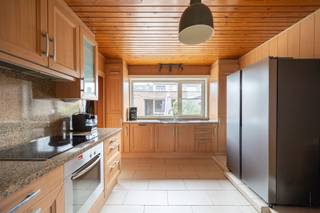 <p><span>Charmante Hoekwoning in Kindvriendelijke Buurt</span></p><p><span> </span></p><p><span>Deze charmante hoekwoning, gelegen aan een rustig, groen pleintje, biedt alles wat je nodig hebt voor een comfortabel gezinsleven. Gebouwd in 1971, maar sindsdien zorgvuldig onderhouden, is het de ideale woning voor wie op zoek is naar rust en ruimte, met gemakkelijke toegang tot alle voorzieningen.</span></p><p><span> </span></p><p><span>GELIJKVLOERS</span><span><br /></span><span>Bij binnenkomst betreedt u een lichte en ruime leefruimte, met aansluitend de open keuken, met bijbehorende toestellen. Daarnaast is er een handige berging en een praktische douchekamer. De woning beschikt verder over een ruime garage en een oprit, ideaal voor meerdere voertuigen.</span></p><p><span> </span></p><p><span>EERSTE VERDIEPING</span><span><br /></span><span>De eerste verdieping biedt drie royale slaapkamers en een goed ingedeelde badkamer, waardoor de woning perfect geschikt is voor een gezin.</span></p><p><span> </span></p><p><span>ZOLDER</span><span><br /></span><span>De zolder, toegankelijk via een steektrap, biedt de mogelijkheid om twee extra slaapkamers te creëren, wat de woning nog flexibeler maakt voor uw wensen.</span></p><p><span> </span></p><p><span> </span></p><p><span>EXTRA VOORDELEN </span></p><p><span> </span></p><ul><li><span>Nieuw dak (2016)</span></li><li><span>Vernieuwde ramen (achterzijde: 2011, voorzijde: 2013)</span></li><li><span>Elektrische rolluiken door de gehele woning</span></li><li><span>Geïsoleerde spouwmuren (2012)</span></li><li><span>Zuid west georiënteerde tuin</span></li><li><span>Asbest veilig </span></li><li><span>Betonconstructie </span></li><li><span>Veel natuurlijk lichtinval </span></li></ul><p><span>Locatie en Omgeving</span><span><br /></span><span>Deze woning is ideaal gelegen voor gezinnen die de rust van een groene omgeving willen combineren met de nabijheid van winkels, scholen en belangrijke snelwegen (A12 en E19). Geniet van wandel- en fietsroutes in de buurt en de centrale ligging tussen Antwerpen, Brussel en Mechelen.</span></p><p><span>Deze woning biedt alles wat een gezin zich kan wensen. Wacht niet langer en kom snel langs om deze kans te ontdekken!</span></p><p><span> </span></p>