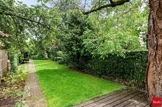 <p><span>In het hart van Edegem vinden we deze mooie en karaktervolle woning. Met een royale bewoonbare oppervlakte en een mooi zuid-gericht perceel van 317 m², biedt deze woning alle ruimte en mogelijkheden voor een groot gezin of een combinatie van wonen en werken. De centrale ligging met alles op wandelafstand is een grote troef. Technisch staat de woning op punt, met een mooi EPC B-label, conforme elektrische keuring, zonnepanelen, enz…</span></p>
<p><span>U komt binnen in een ruime inkomhal die toegang geeft tot 2 ruime kamers aan de straatzijde. Deze kunnen dienst doen als bureau of zoals vroeger in gebruik genomen worden als kantoor en praktijkruimte. Aan het einde van de gang bereiken we de grote woonkamer met daarachter de (te vernieuwen) veranda - mooi zicht op de rustige tuin. De volledig uitgeruste keuken is voorzien van moderne toestellen en een slimme indeling, waardoor koken hier telkens een plezier wordt. Er is een wasberging en apart toilet voorzien.</span></p>
<p><span>De 2 verdiepingen tellen telkens 2 ruime slaapkamers en een badkamer. Beide badkamers hebben toilet en lavabo, de ene is met bad en de andere met douche. Qua bergruimte is er naast een zolder ook een ruime kelder.</span></p>
<p><span>Plannen en documentatie te vinden op www.reds.be. Voor meer informatie of een bezichtiging, neem gerust contact op met Daniël via mail (daniel@reds.be) of telefoon (0475.25.30.64).</span></p>
