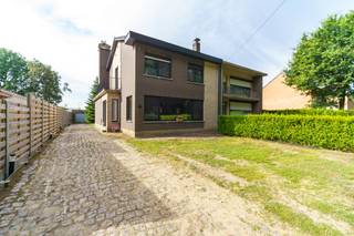 <p><strong>Gelijkvloers</strong><br />Deze gezellige woning beschikt over een lichtrijke leefruimte van meer dan 40 m² waar zithoek en eetplaats mooi in elkaar overvloeien. Dankzij de grote raampartijen geniet je van een aangenaam open gevoel en veel natuurlijke lichtinval.</p><p>Aansluitend bevindt zich de aparte keuken die praktisch is ingericht en voldoende ruimte biedt voor dagelijks comfort. Verder beschikt het gelijkvloers over een apart gastentoilet, een praktische kelderberging en een ruime inkomhal die alle ruimtes op een logische manier met elkaar verbindt.</p><p><strong>Verdiep 1</strong><br />Op de eerste verdieping bevinden zich twee ruime slaapkamers van ongeveer 15 m² en een derde van 8 m². Daarnaast beschikt de woning over een comfortabele badkamer met douche en dubbele wastafel. Een absolute meerwaarde is de mogelijkheid om de derde kamer om te bouwen tot aparte dressing, die zorgt voor extra opbergruimte en dagelijks comfort. De centrale nachthal verbindt alle ruimtes op een praktische manier.</p><p></p><p><strong>Kenmerken</strong><br />✅ Twee ruime slaapkamers<br />✅ Aparte dressing<br />✅ Lichtrijke leefruimte van ca. 41 m²<br />✅ Aparte keuken<br />✅ Badkamer met dubbele wastafel<br />✅ Praktische kelderberging<br />✅ Ideale gezinswoning</p><p>Deze woning in Grobbendonk combineert een praktische indeling met aangename leefruimtes en extra comfort dankzij de dressing en ruime slaapkamers. Ideaal voor starters, koppels of kleine gezinnen die op zoek zijn naar een instapklare woning op een rustige ligging.</p>