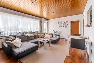 <p>Te koop: appartement in het centrum van Vilvoorde met terras en garage.</p><p><br /></p><p>Dit appartement combineert een centrale ligging met een praktische indeling en een gunstig EPC B-label. Gelegen aan de Hendrik I lei in Vilvoorde geniet u van een vlotte bereikbaarheid, nabij scholen, openbaar vervoer, invalswegen en het ziekenhuis. De lichtrijke woonkamer sluit aan op het terras, wat zorgt voor extra wooncomfort. Daarnaast beschikt het appartement over een private garage, een belangrijke troef in het centrum. Een interessante opportuniteit voor wie een appartement wil kopen in Vilvoorde.</p><p><br /></p><p>Belangrijkste ruimtes:<br />• Woonkamer (24,6 m²) met aangename lichtinval en toegang tot het terras<br />• Keuken (4,8 m²) met praktische indeling<br />• Slaapkamer (15,4 m²) met voldoende ruimte voor een dubbel bed en kastruimte<br />• Badkamer (4,3 m²)<br />• Berging (6,8 m²) voor extra opslagruimte<br />• Terras (10,2 m²) waar u rustig kan genieten van de buitenruimte</p><p><br /></p><p>Troeven:<br />• EPC B voor een energiezuiniger wooncomfort<br />• Centrale ligging in het centrum van Vilvoorde<br />• Private garage inbegrepen</p><p><br /></p><p>Neem vandaag nog contact op met je ERA-makelaar voor een bezoek.</p><p><br /></p><p>JOUW DROOMAPPARTEMENT. ZO GEVONDEN!</p>